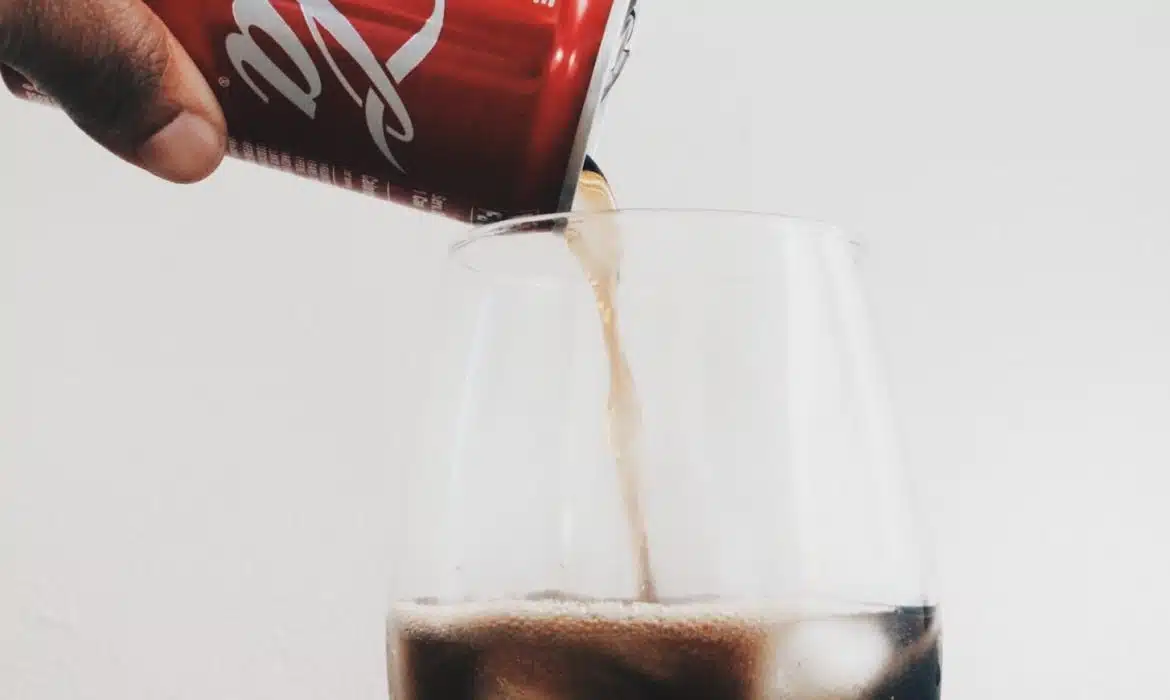 Mal de gorge : boire du coca peut-il soulager les symptômes ?
