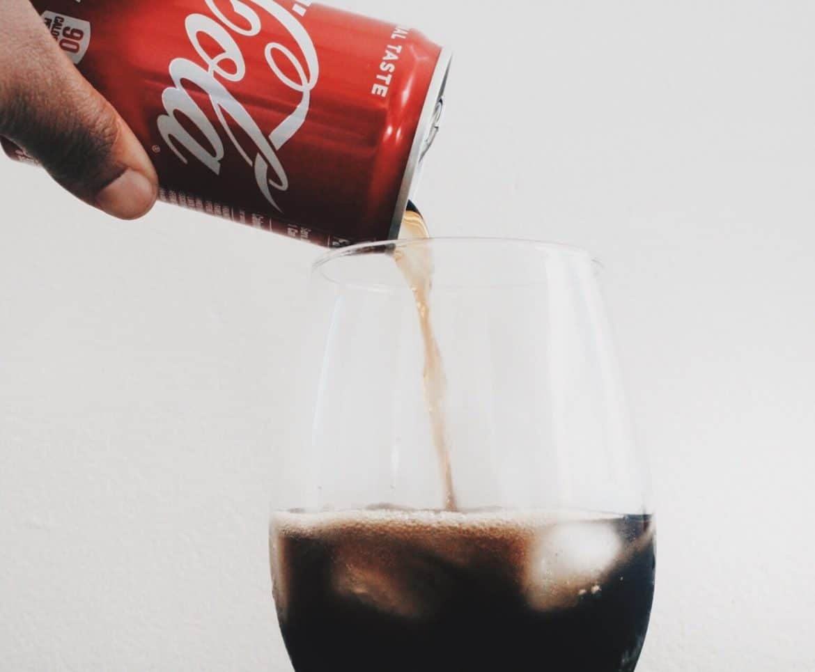 Mal de gorge : boire du coca peut-il soulager les symptômes ?