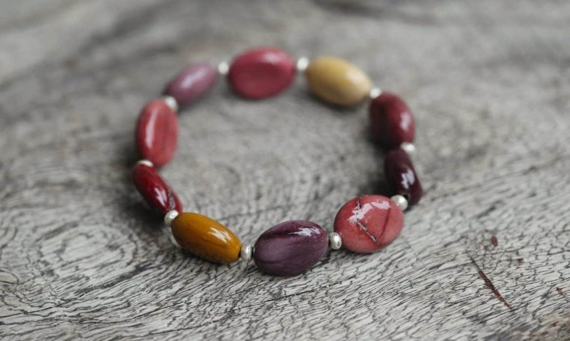 Comment rendre vos bracelets en pierre comme neufs grâce au nettoyage