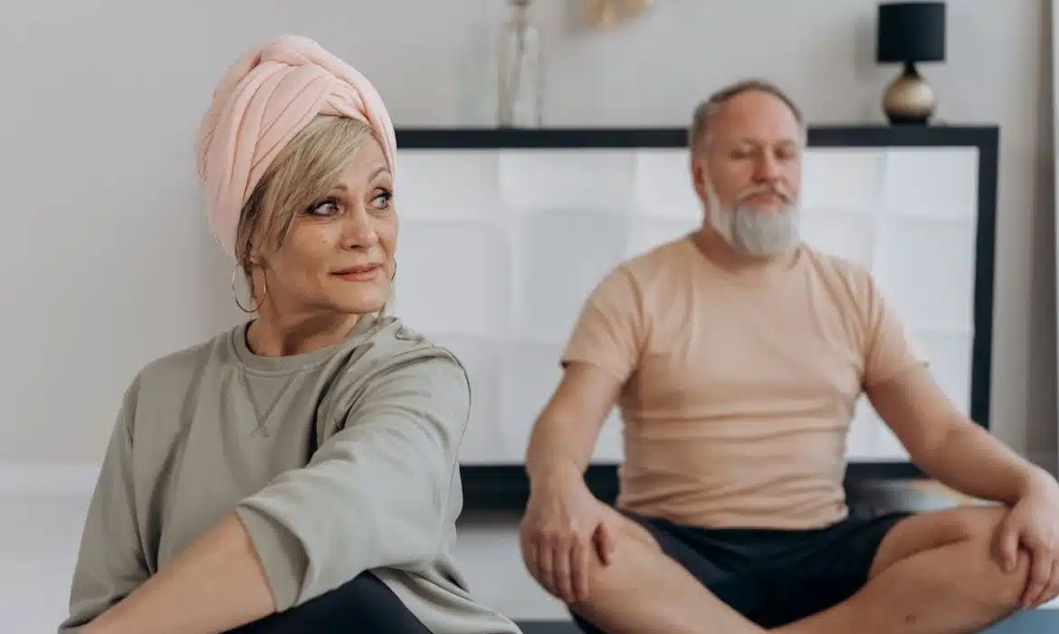 Les bienfaits de la méditation pour les seniors : optimisez votre bien-être grâce à une pratique adaptée