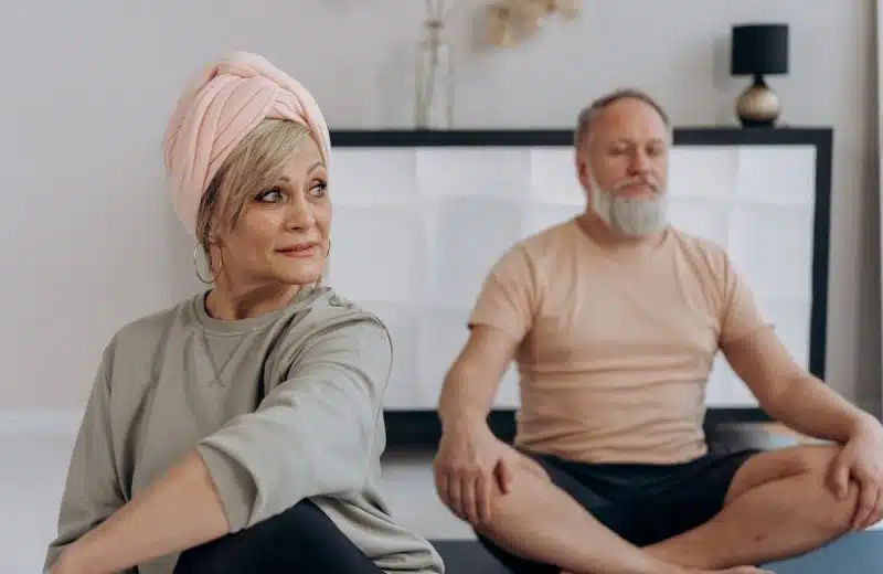 Les bienfaits de la méditation pour les seniors : optimisez votre bien-être grâce à une pratique adaptée