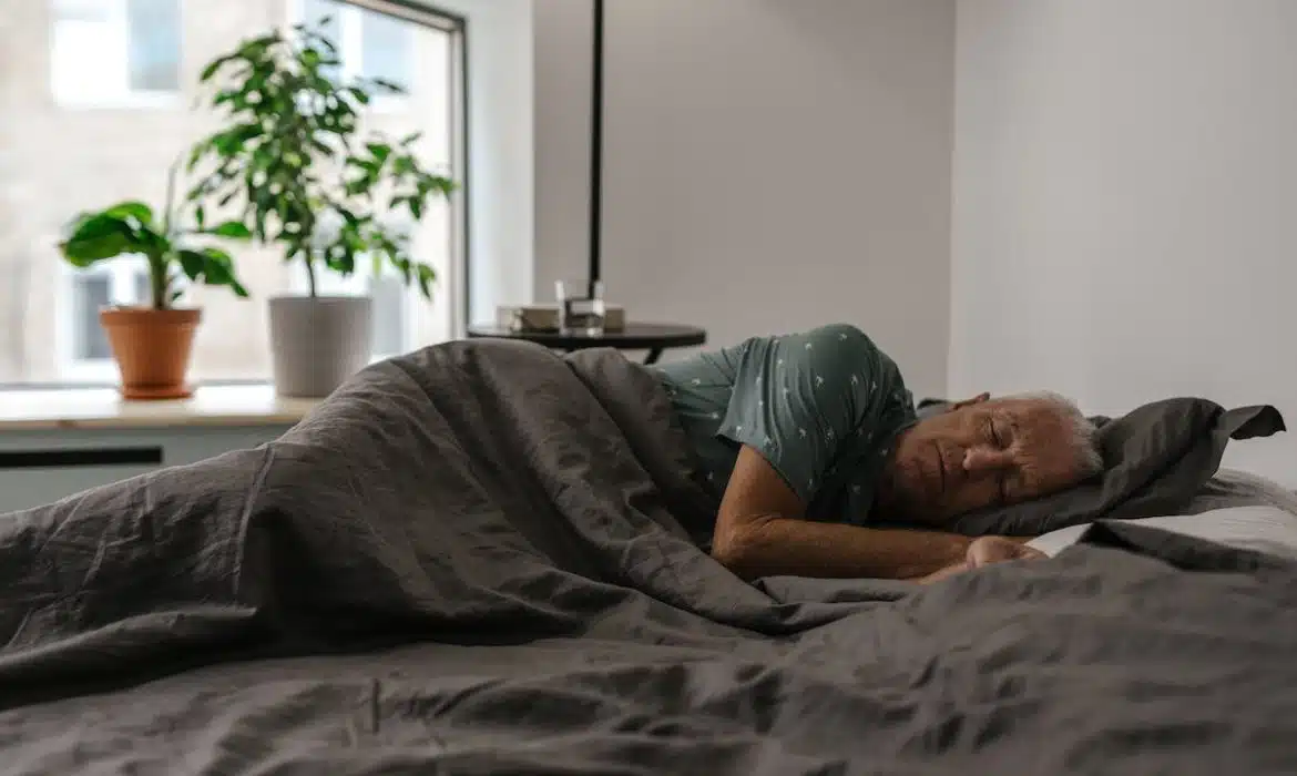 Les meilleures astuces pour améliorer la qualité du sommeil des seniors et prévenir les troubles nocturnes