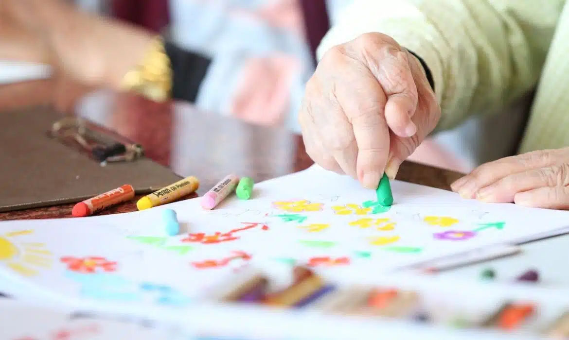 L’art thérapie et la créativité chez les seniors : une voie vers le bien-être mental et émotionnel