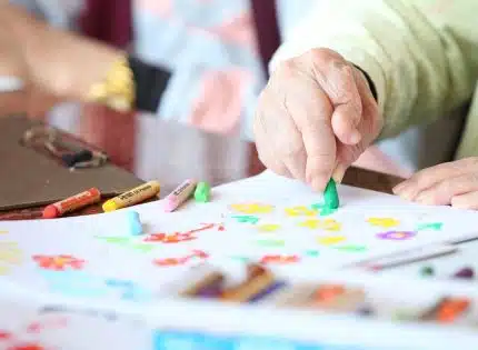 L’art thérapie et la créativité chez les seniors : une voie vers le bien-être mental et émotionnel
