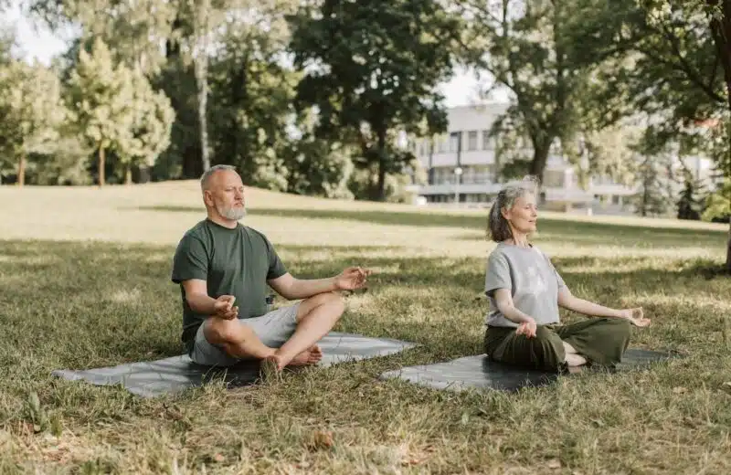 Les bienfaits de la méditation et de la relaxation pour les seniors : une cure de bien-être pour tous les âges