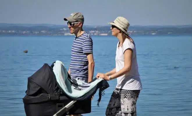 Préparation pour l’arrivée de bébé : astuces pour organiser la chambre et choisir la poussette idéale
