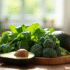 Epinards brocolis et avocat sur une table en bois