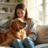 Jeune femme reniflant assise avec chien golden retriever
