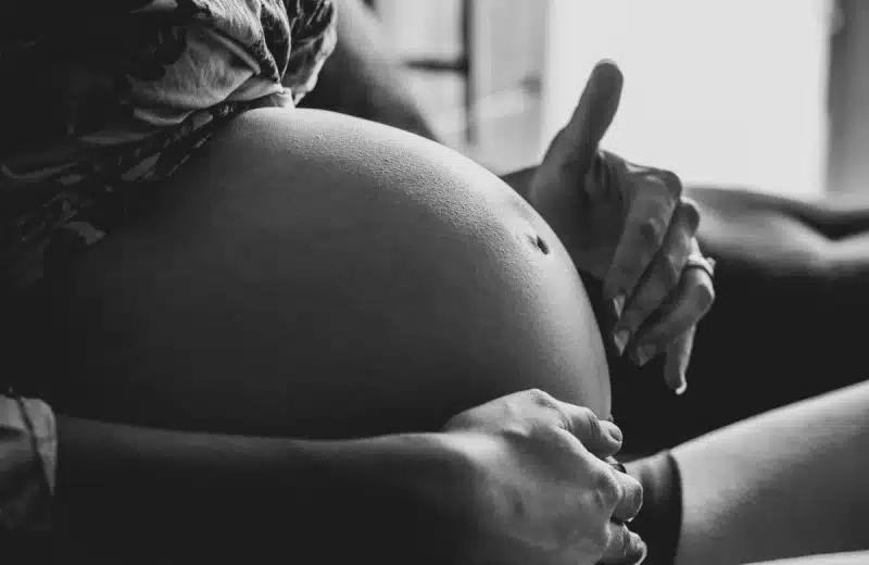 Les avantages et les risques de l’accouchement naturel